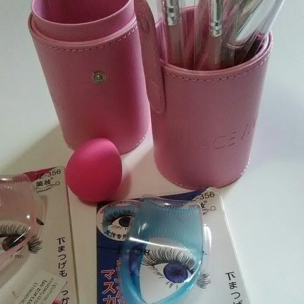 Fancy Pro Makeup Set + 2 Eyelash Curlers + 1 Puff - Picture 3 of 6
